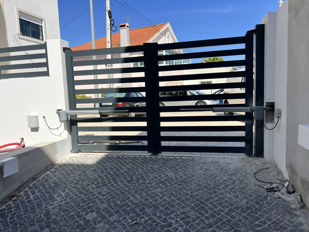 Portões alumínio antracite Carregado detalhe