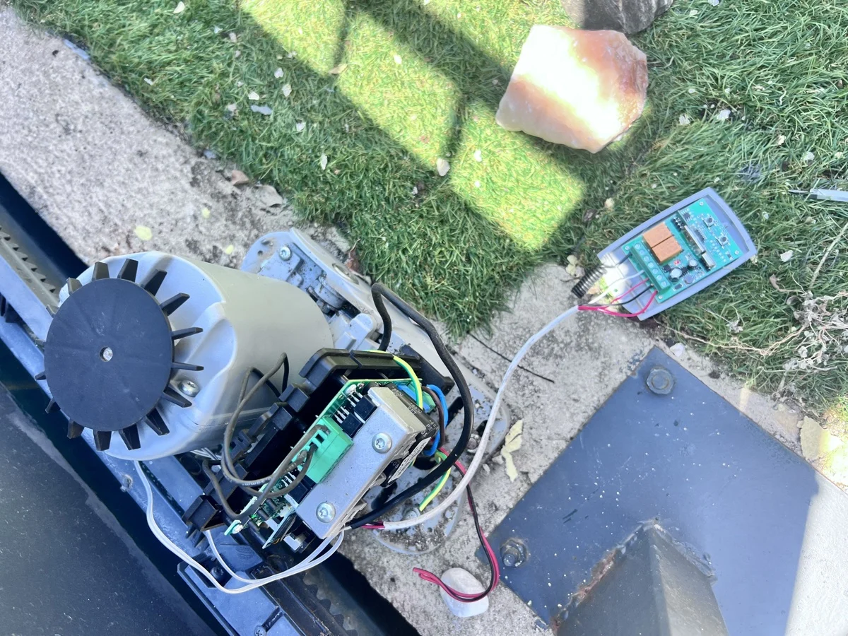 Motor de portão aberto com nova receptora de rádio durante intervenção em Mem Martins, Sintra