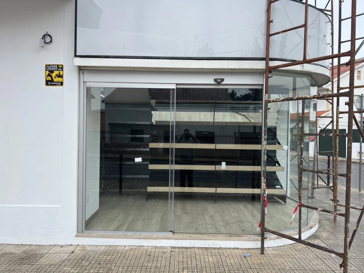 Montra em vidro com porta automática durante a montagem