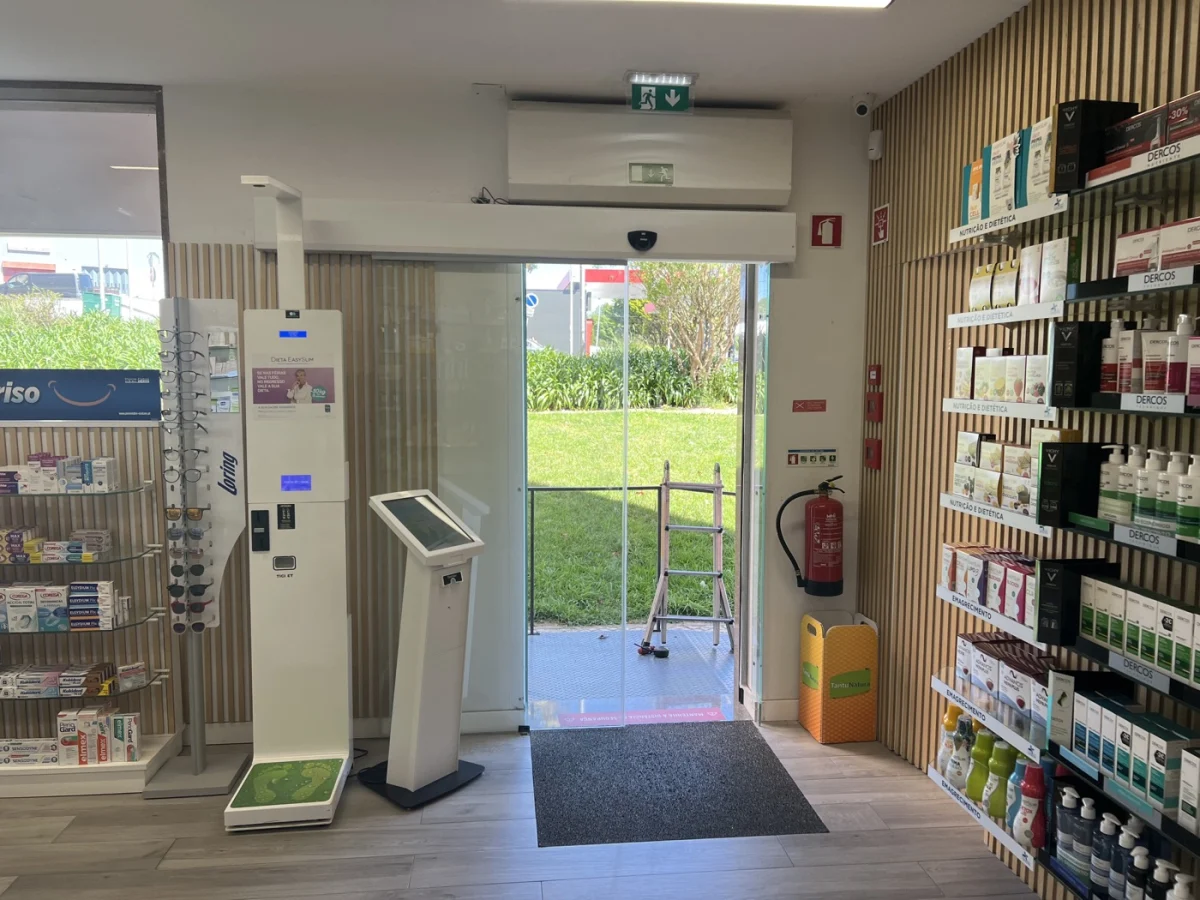 Porta automática de vidro na entrada de uma parafarmácia