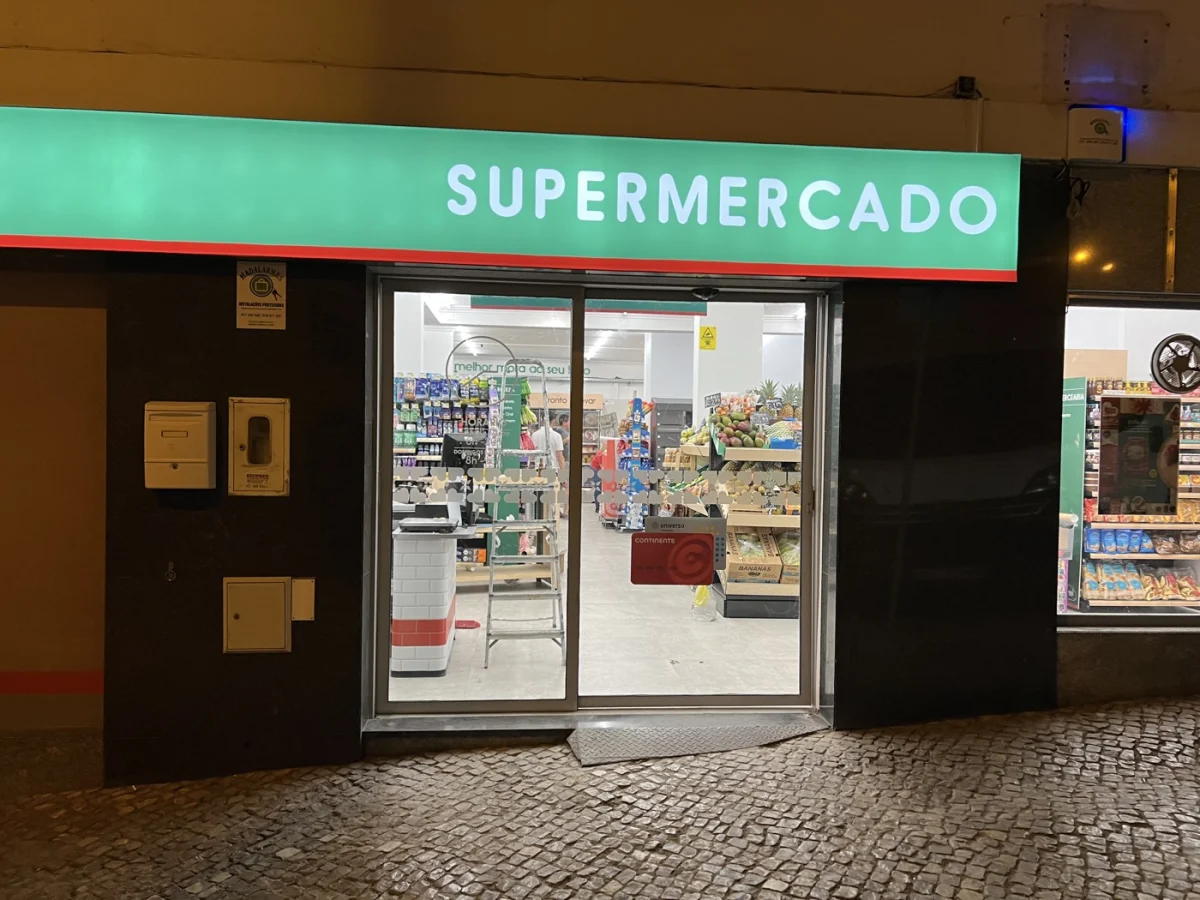 Portas automáticas de vidro de duas folhas na entrada de um supermercado