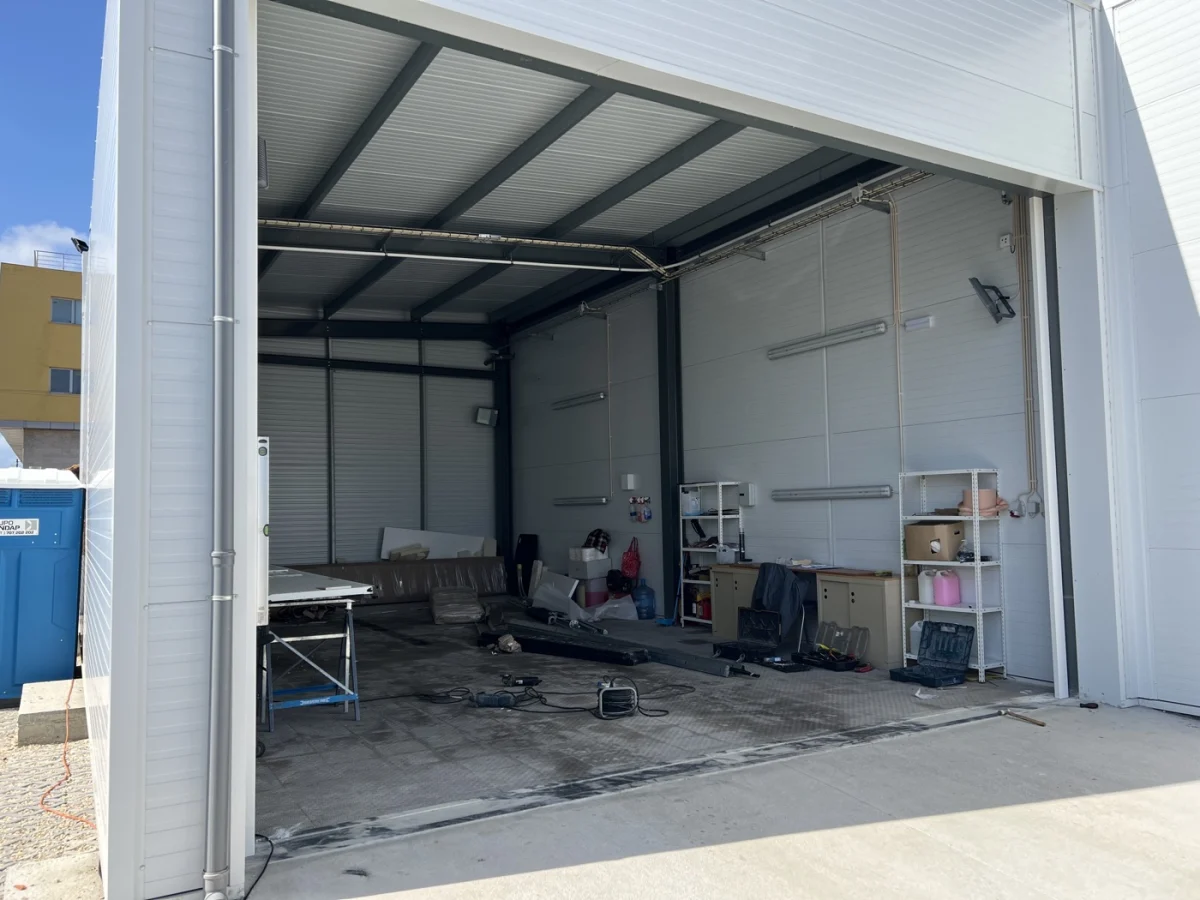 Armazém com portão industrial seccionado instalado