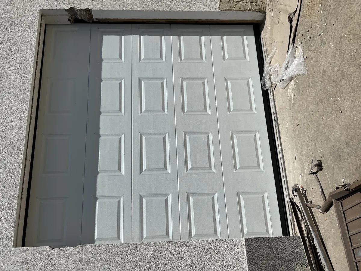 Portão de garagem em painéis antes da substituição