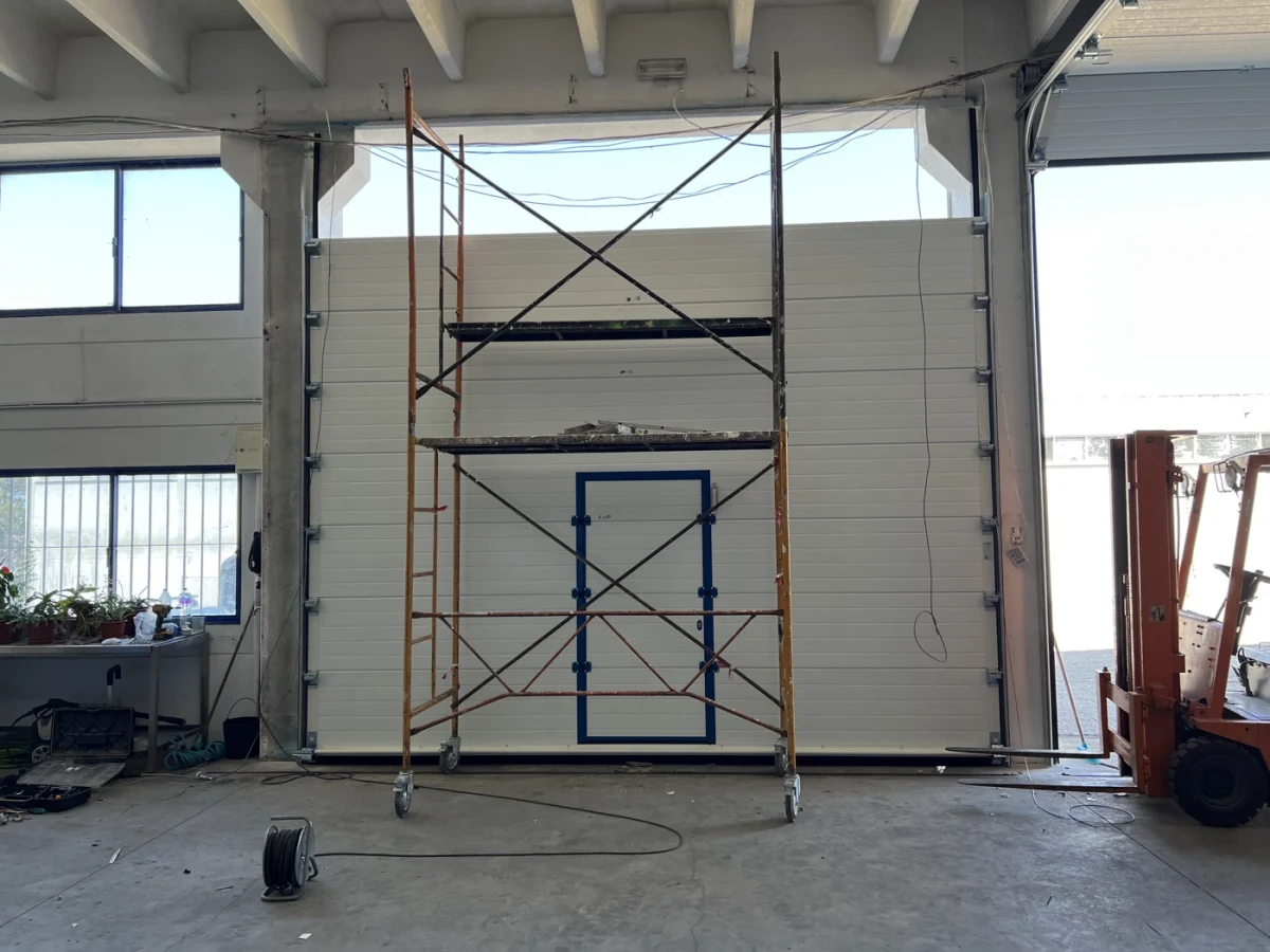 Portão industrial seccionado em fase de montagem