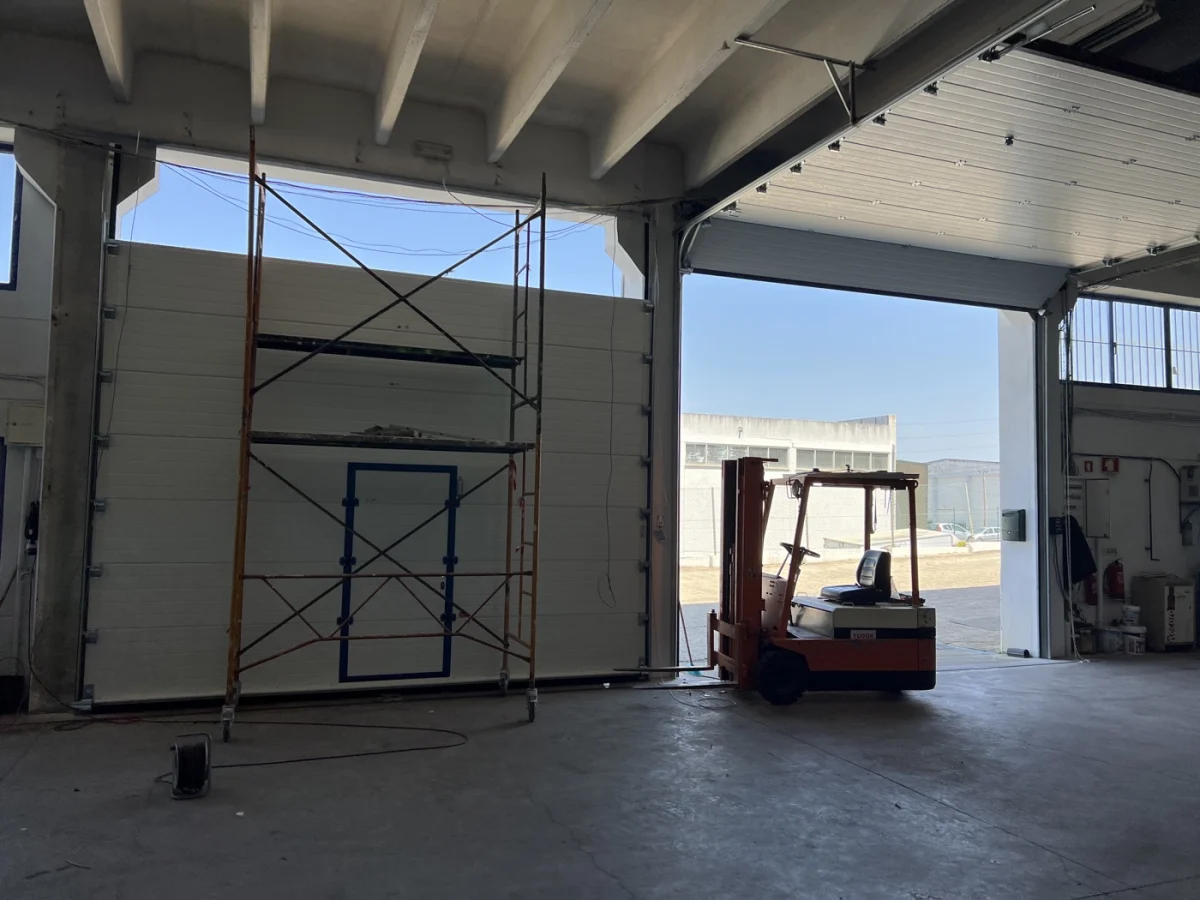 Portão industrial seccionado instalado em pavilhão