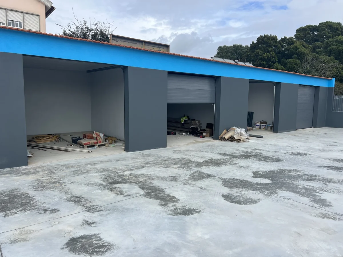 Pavilhões industriais com portões seccionados instalados