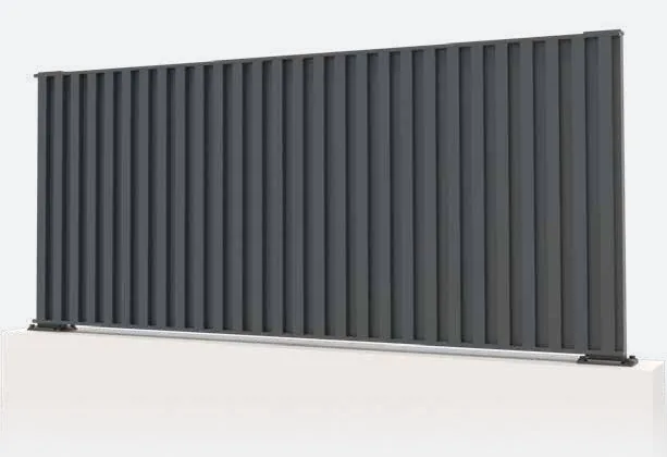 Vedação de alumínio em painel canelado vertical, modelo Babel, sobre muro