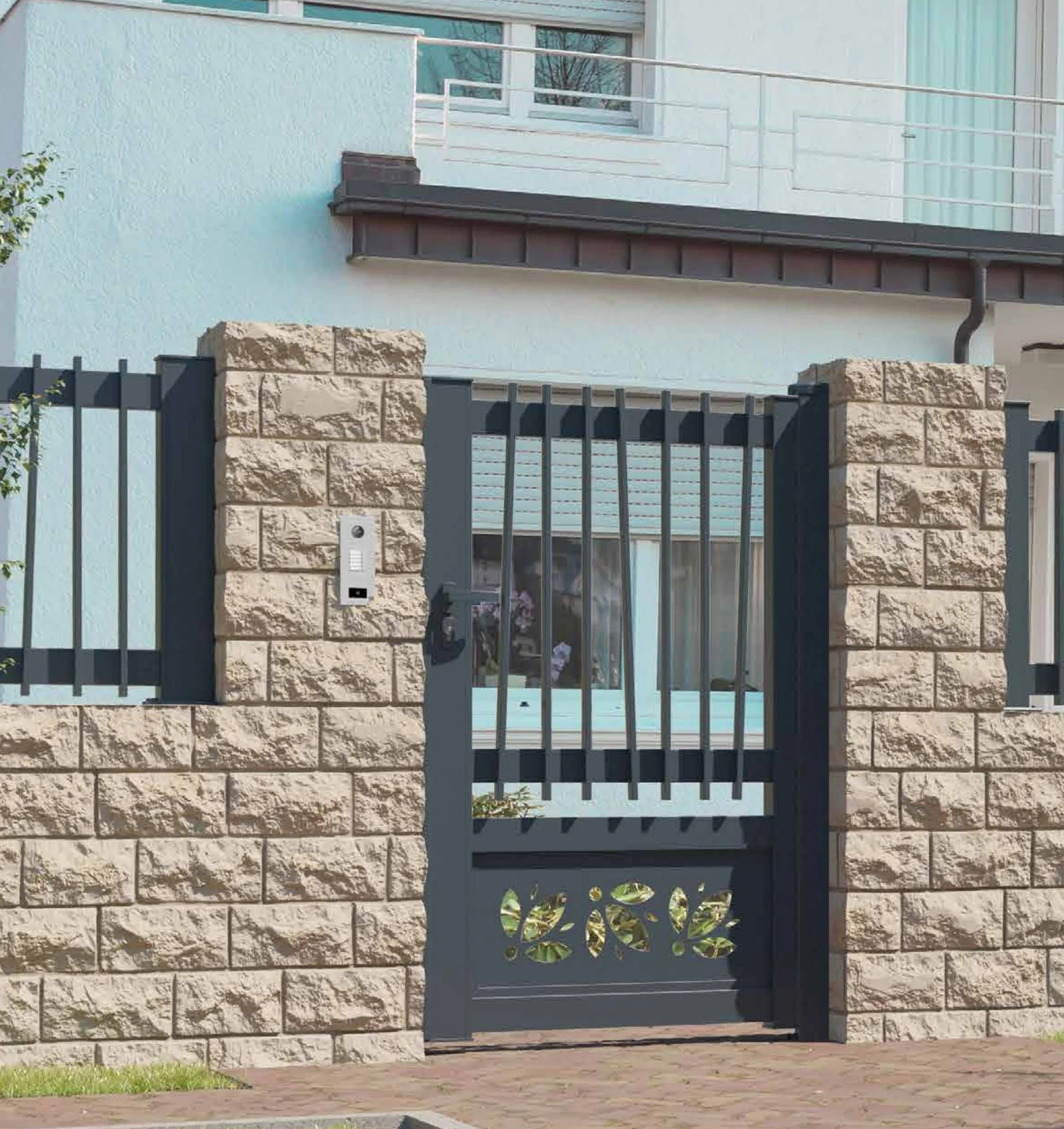 Portão de alumínio Marne instalado — Porta pedonal com o desenho M22