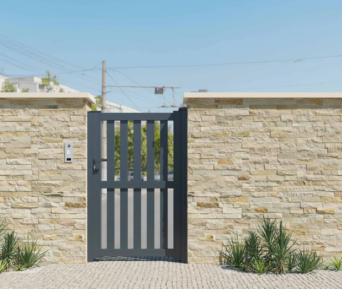 Portão de Alumínio Meio Ripado com Barrotes Verticais — porta pedonal instalado
