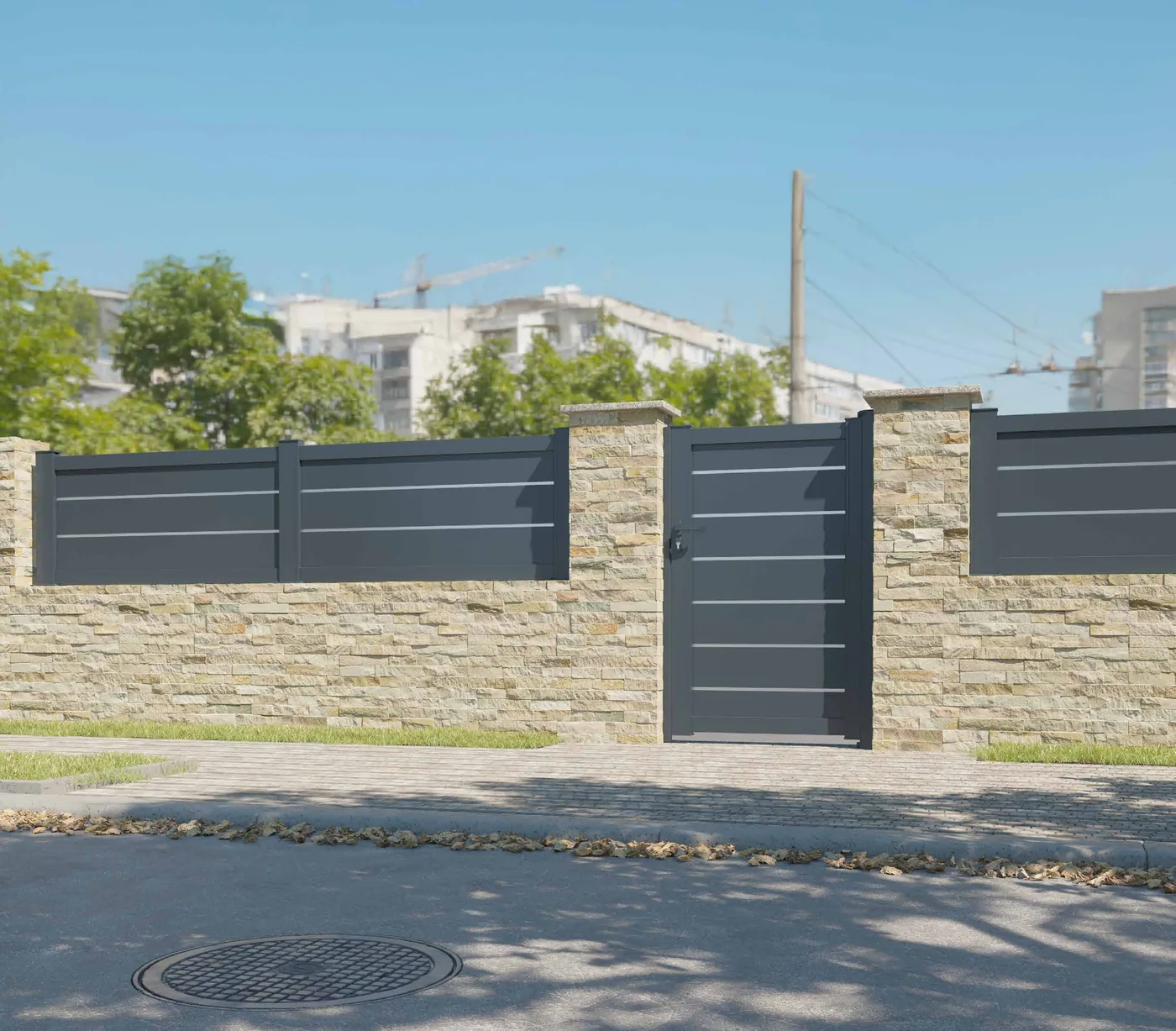Portão de Alumínio Ripado com Friso Claro — porta pedonal instalado
