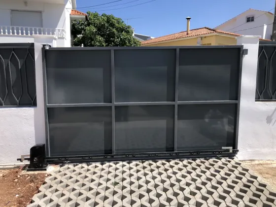 Motor Motorline instalado em portão de correr em Porto Salvo