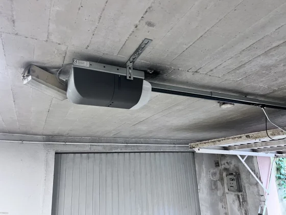 Automatismo SEIP TS100 instalado em porta basculante em Cascais