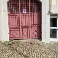 Portão de batente de duas folhas com motor enterrado