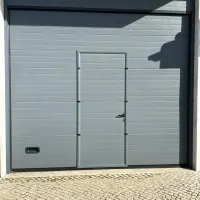 Portão de garagem seccionado com porta pedonal instalado pela Mundiporta